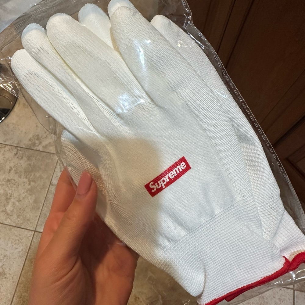 Supreme gloves